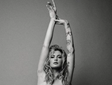 Ireland: Η κόρη της Κιμ Μπάσιντζερ κολάζει κόσμο!